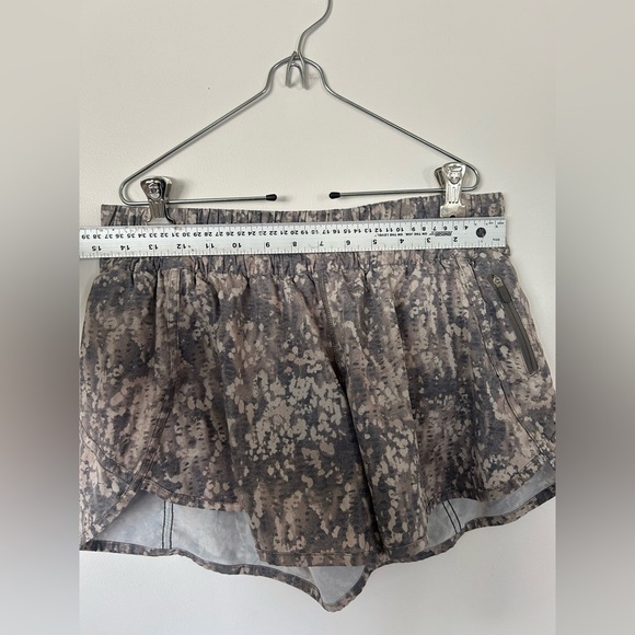 Lululemon 4” Tracker Shorts Gritstone white opal Size 12 - Picture 3 of 8